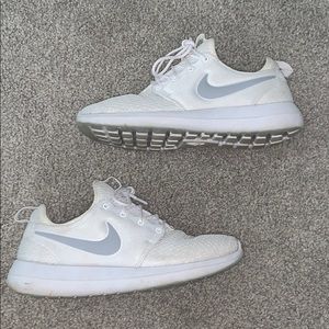 White Nike tennis shoes sz 7.5